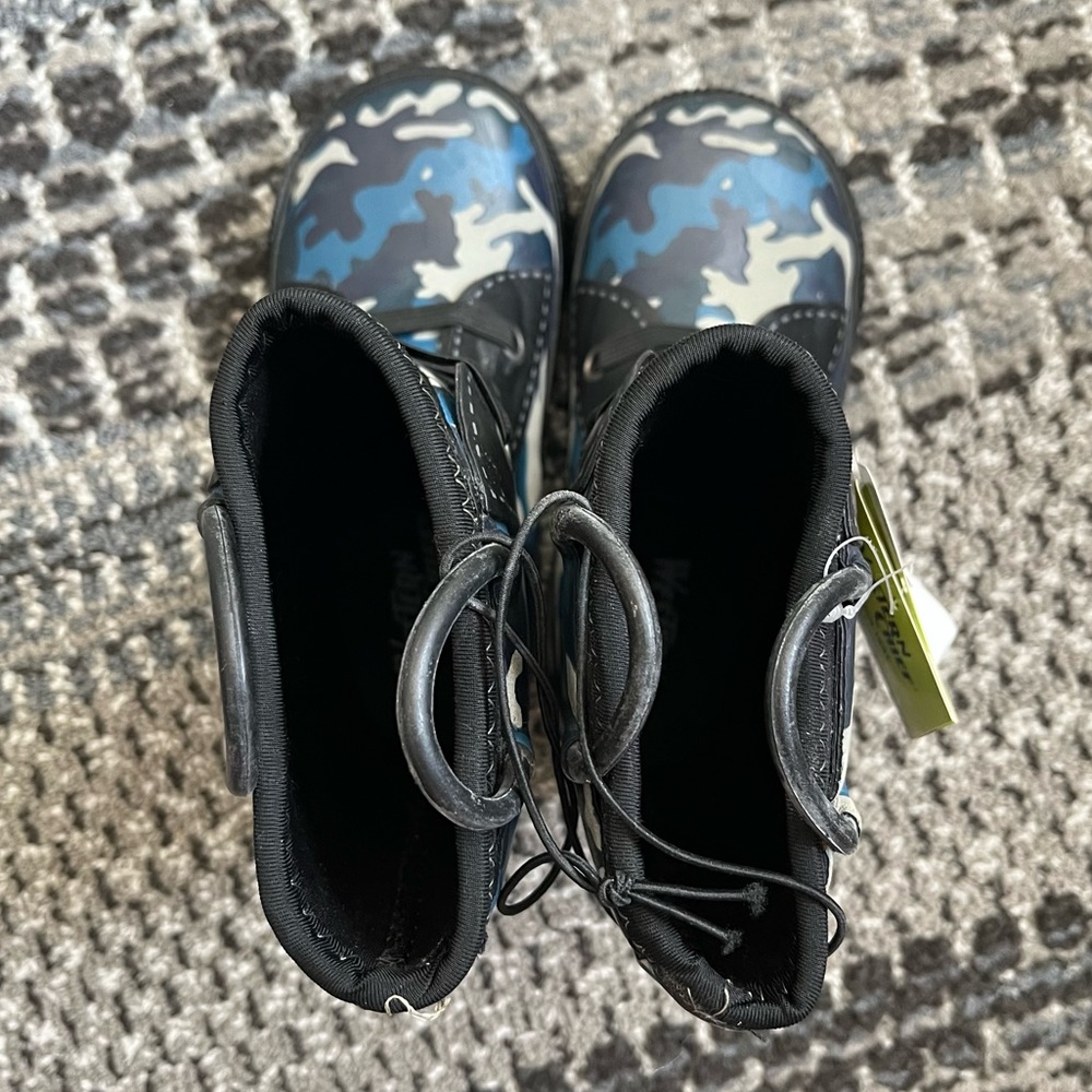 ❄️ NWT Kids Western Chief Blue Camo Reflective Sneaker Boot, Size US 9/10 - Picture 5 of 9